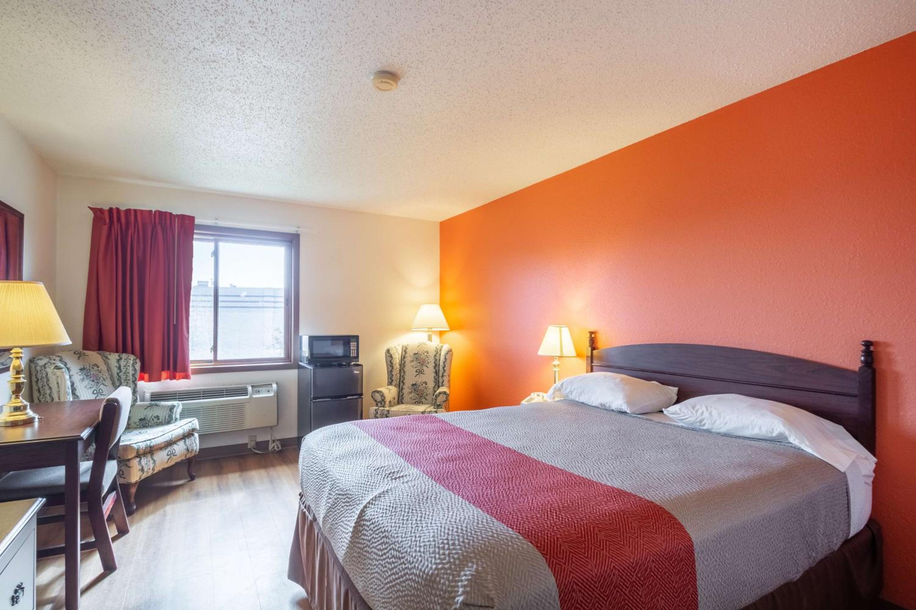 غرفة بسرير كوين لذوي الإعاقة، Motel6 Saukville, WI 2/10