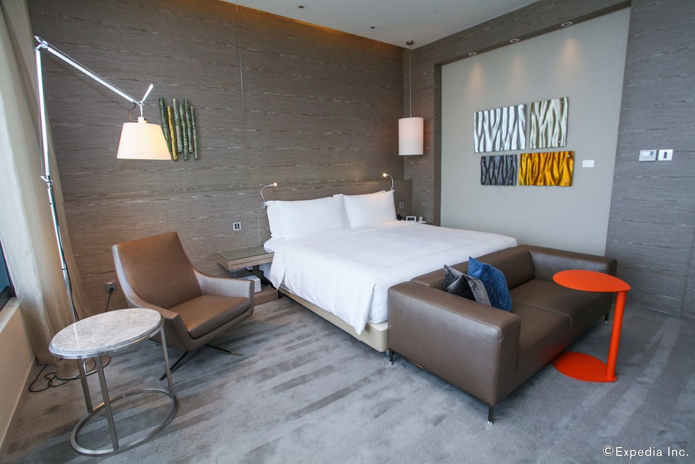 Skyline, Studio, King Bed, Lounge Access