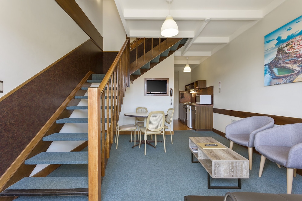 Village Family Motor Inn 29/47