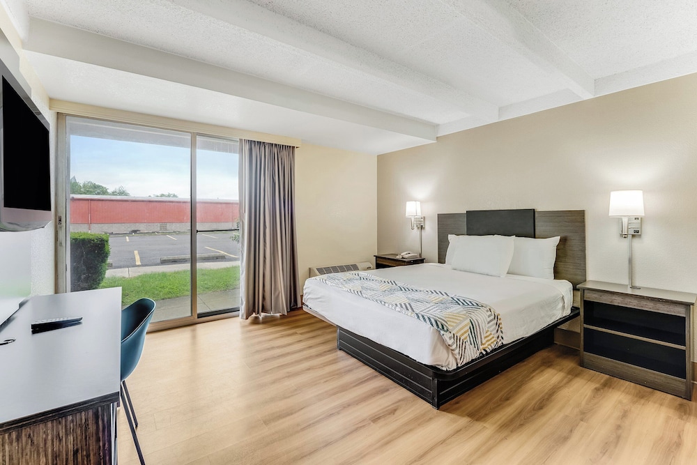 STANDARD, QUEEN BED, SMOKING