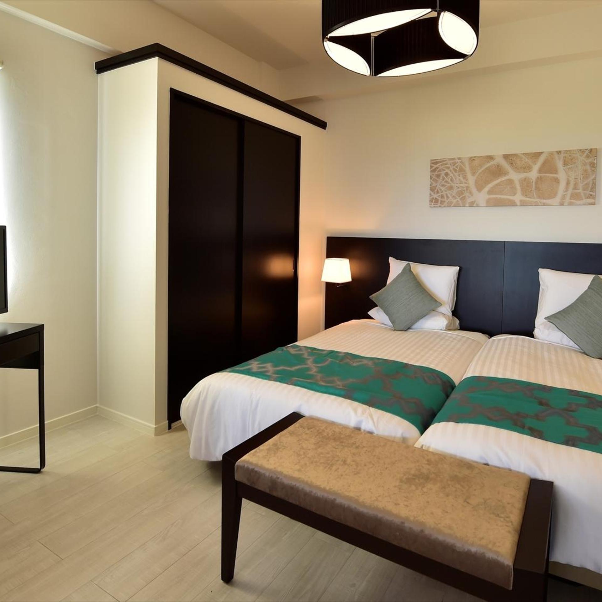 Suite, Hot Tub, Building