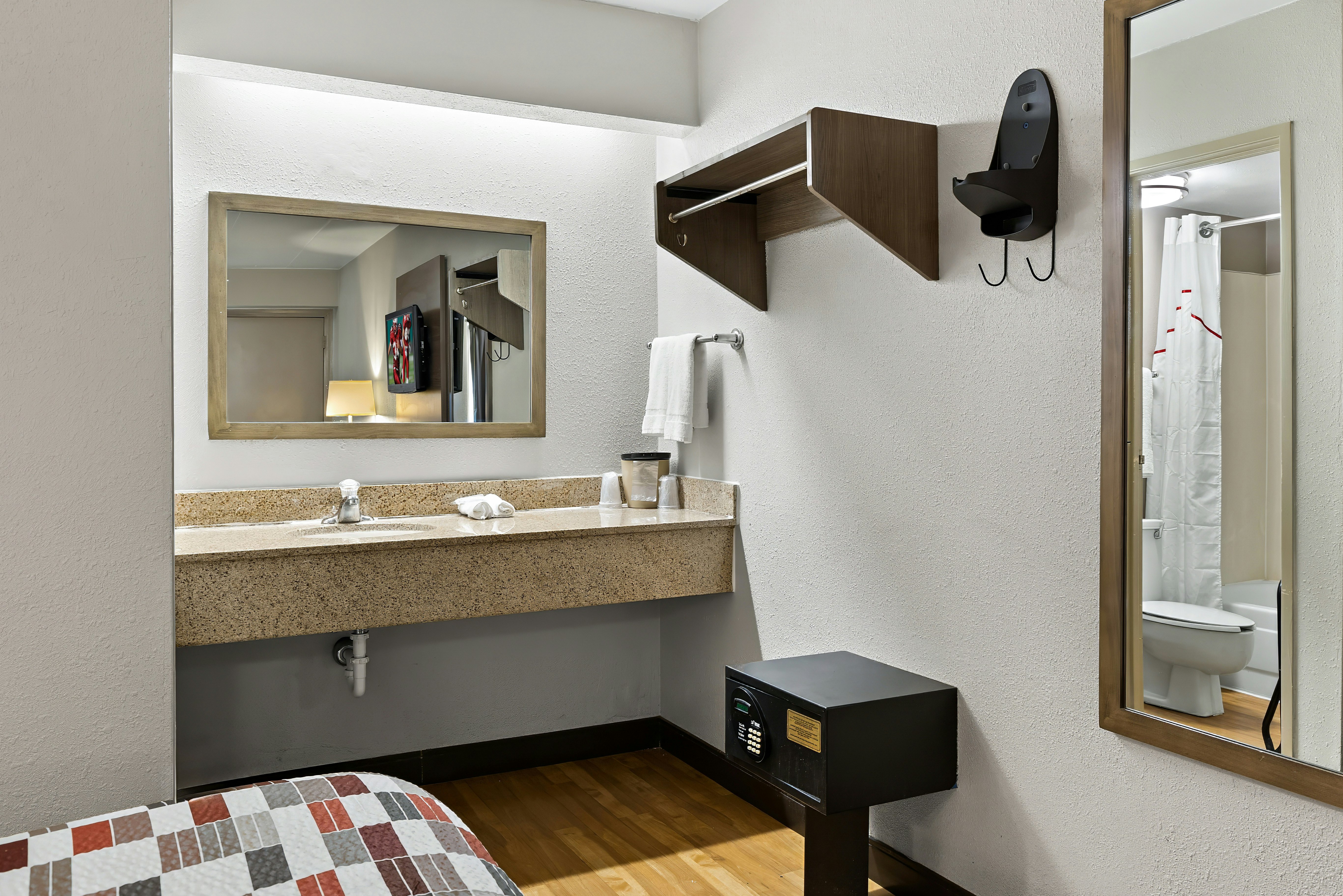 غرفة ديلوكس بسرير كينج، Red Roof Inn Cleveland-Independence 5/6