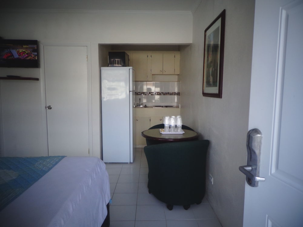 THE COLONY CLUB INN AND SUITES 27/55