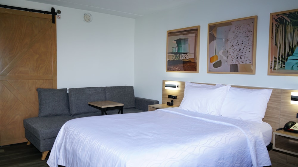 Airport Waterfront Inn 14/59