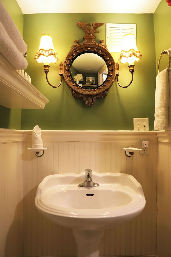 Justine Inn Savannah 58/62