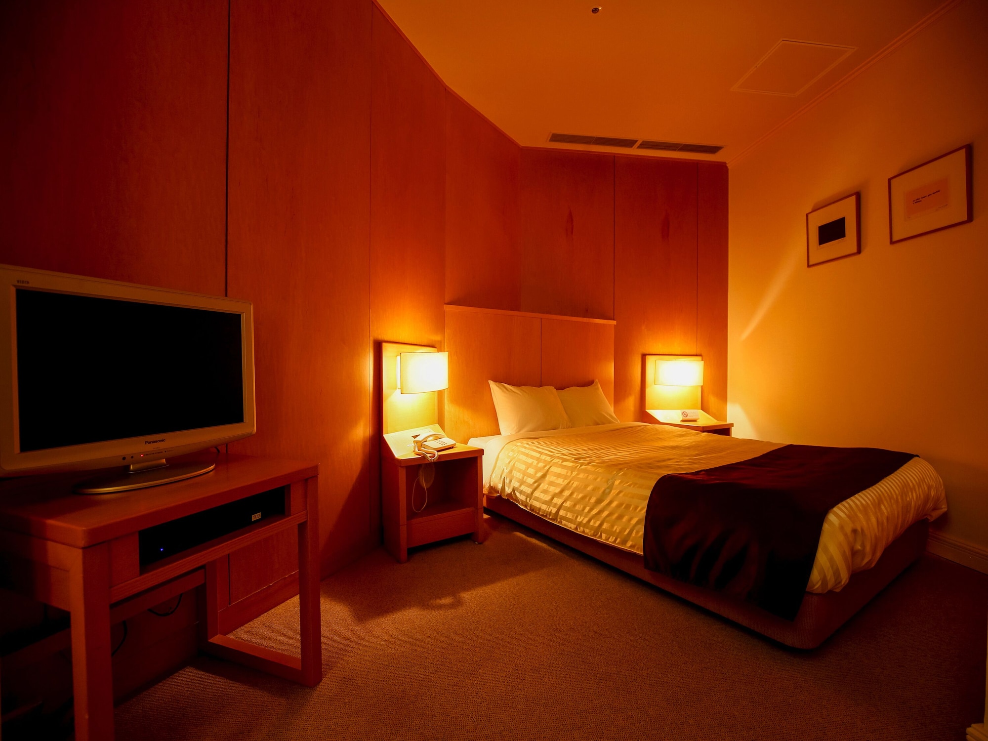 ROOM, DOUBLE BED