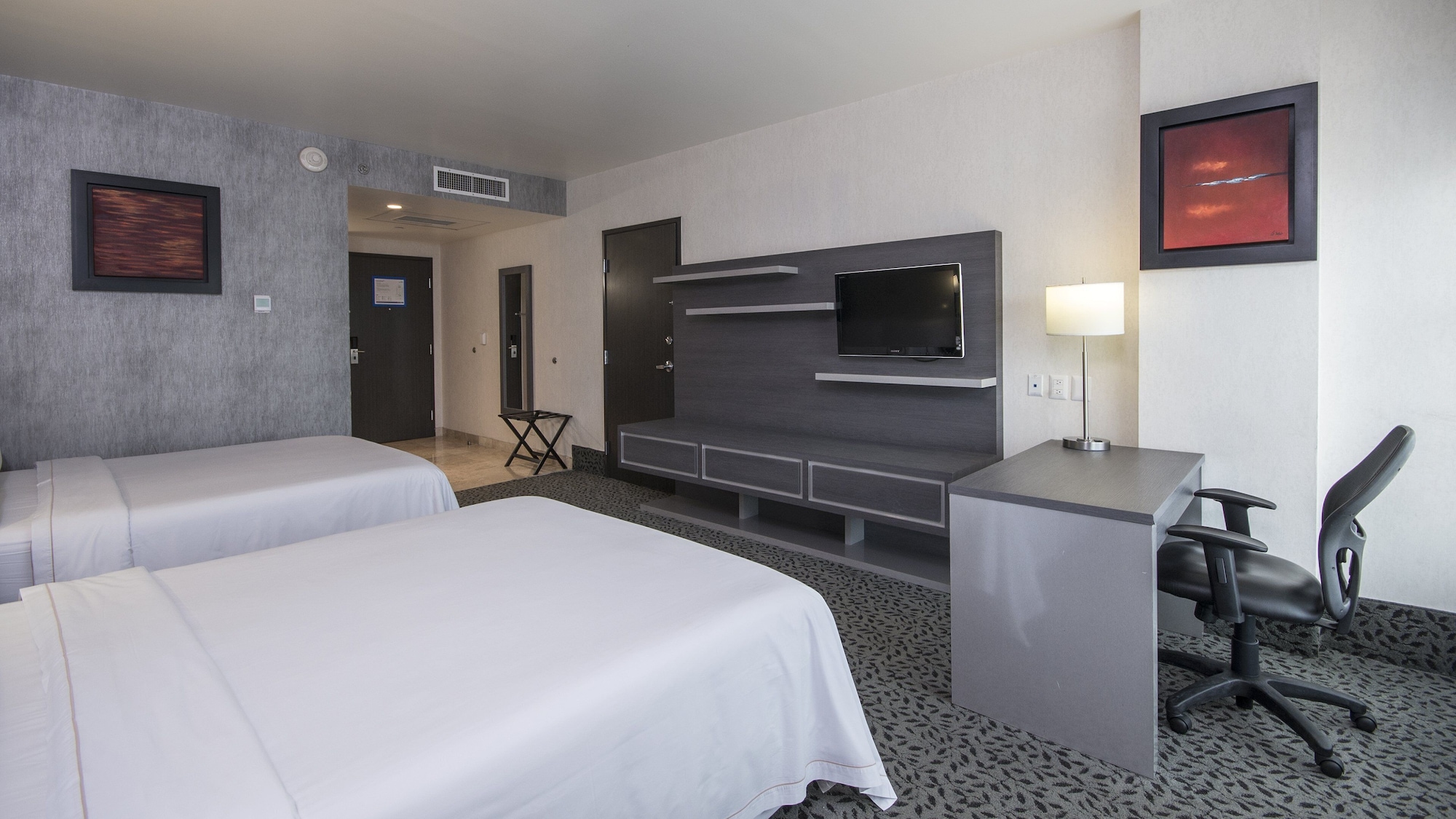 غرفة قياسية بسريرين منفصلين