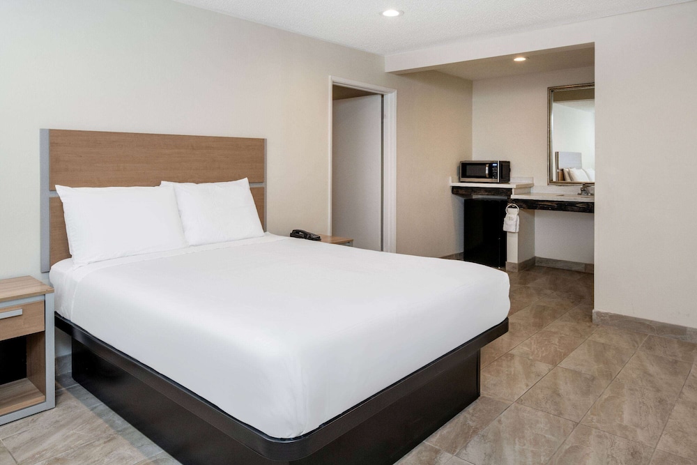 Super 8 by Wyndham Bakersfield CA 21/48