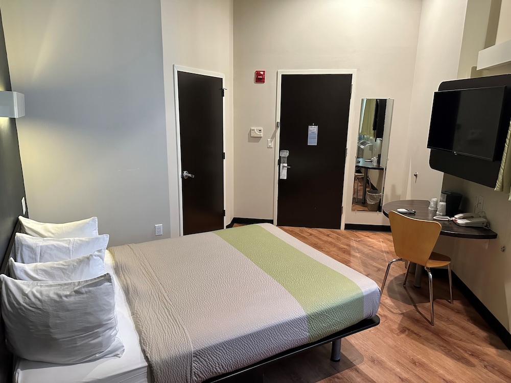ROOM, DOUBLE BED
