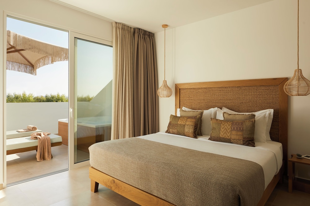 Junior Suite, King Bed, Outdoor Jetted Tub