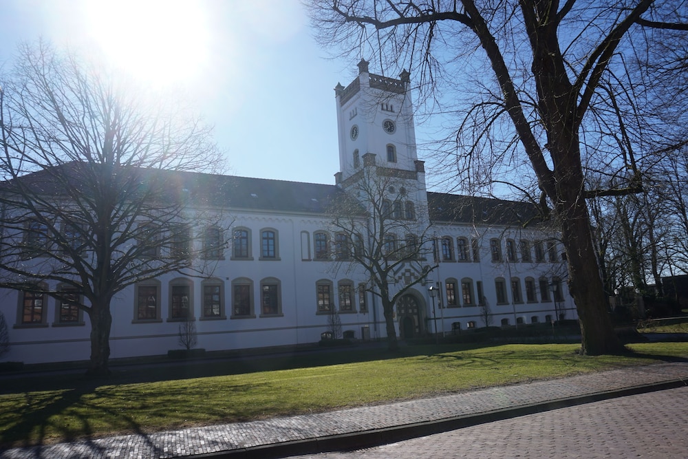 AM SCHLOSS AURICH 32/34
