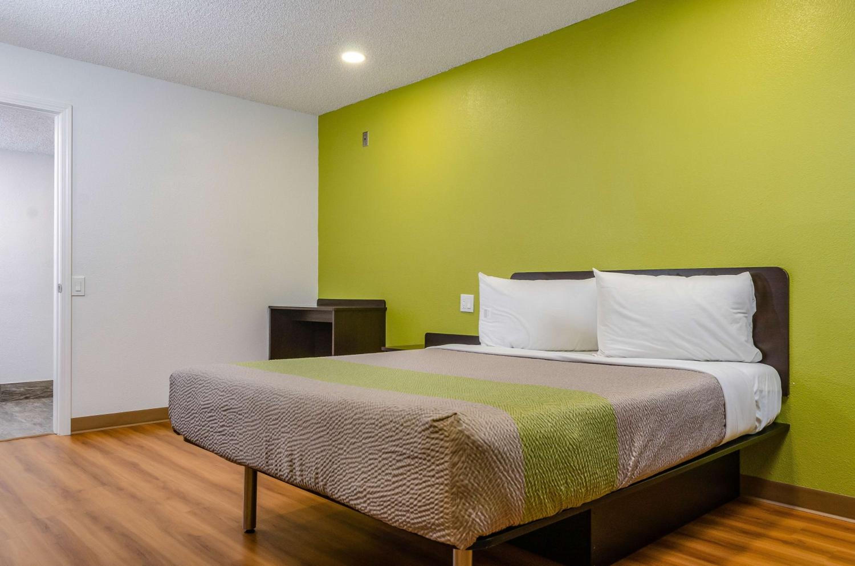 1 Queen Bed - ADA/RI Shower/Non-Smoking