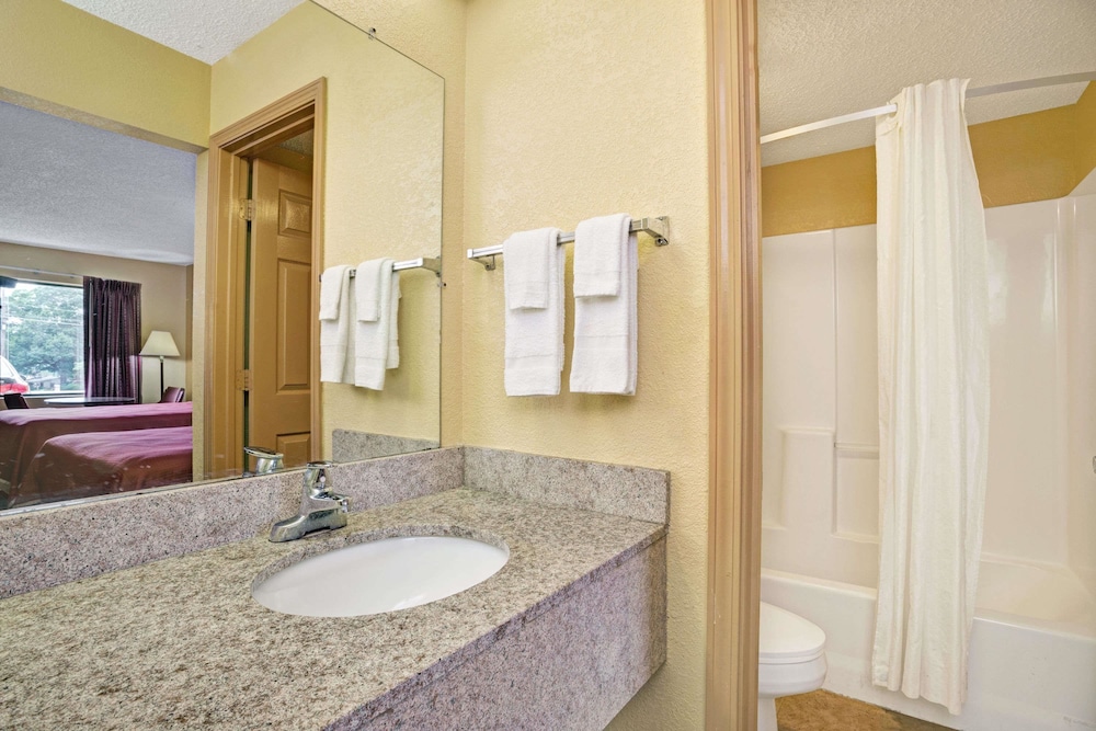 Travelodge By Wyndham Forest Park Atlanta South 14/27