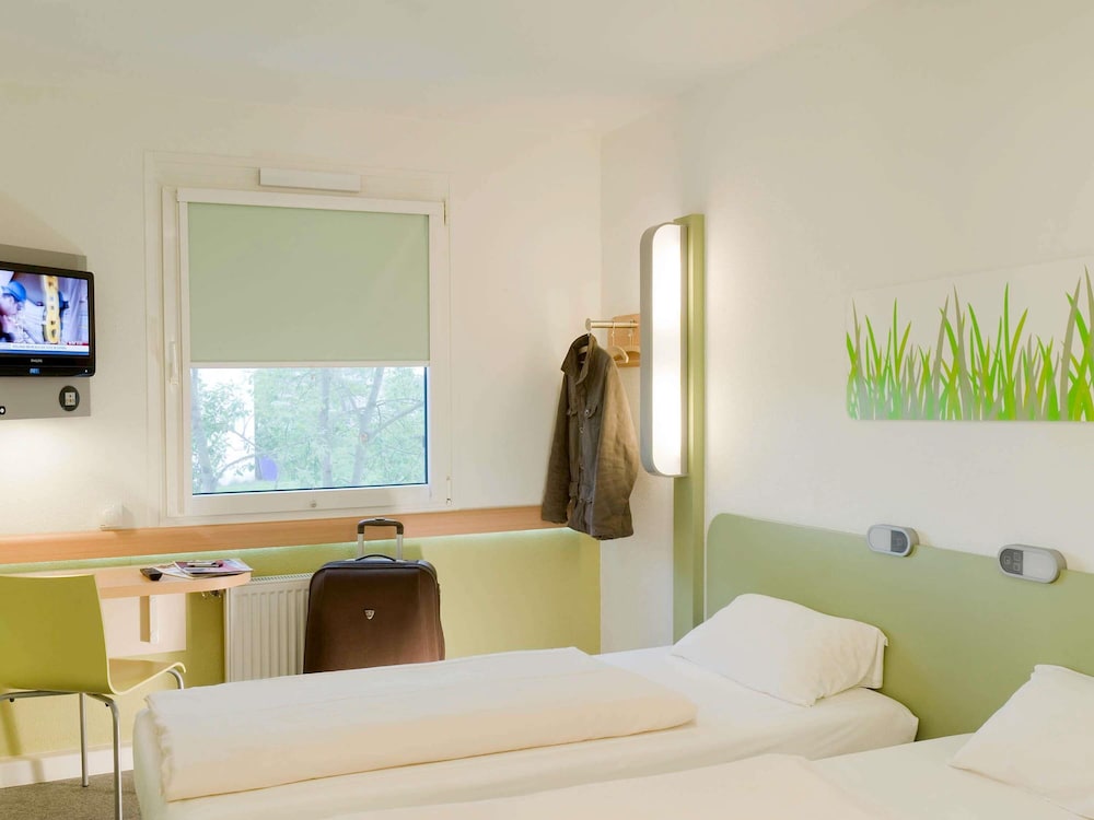 ROOM, TWIN BEDS