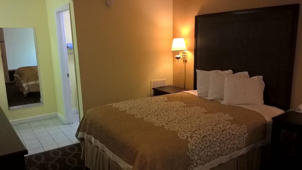 Days Inn & Suites By Wyndham Port Richey 17/45