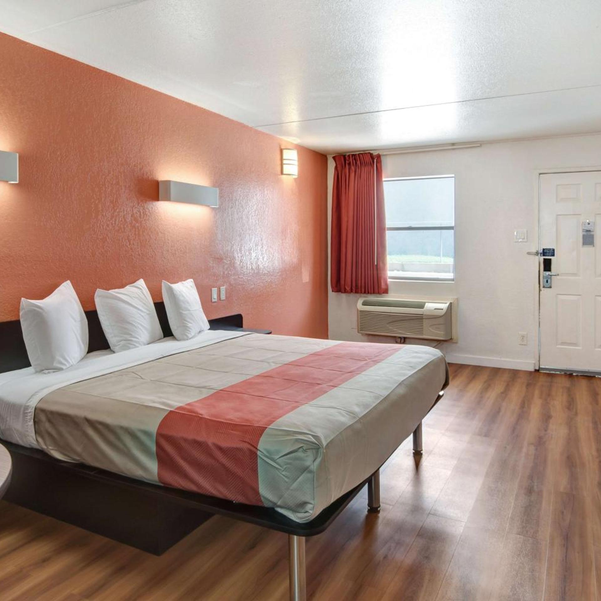 ROOM, KING BED, ACCESSIBLE