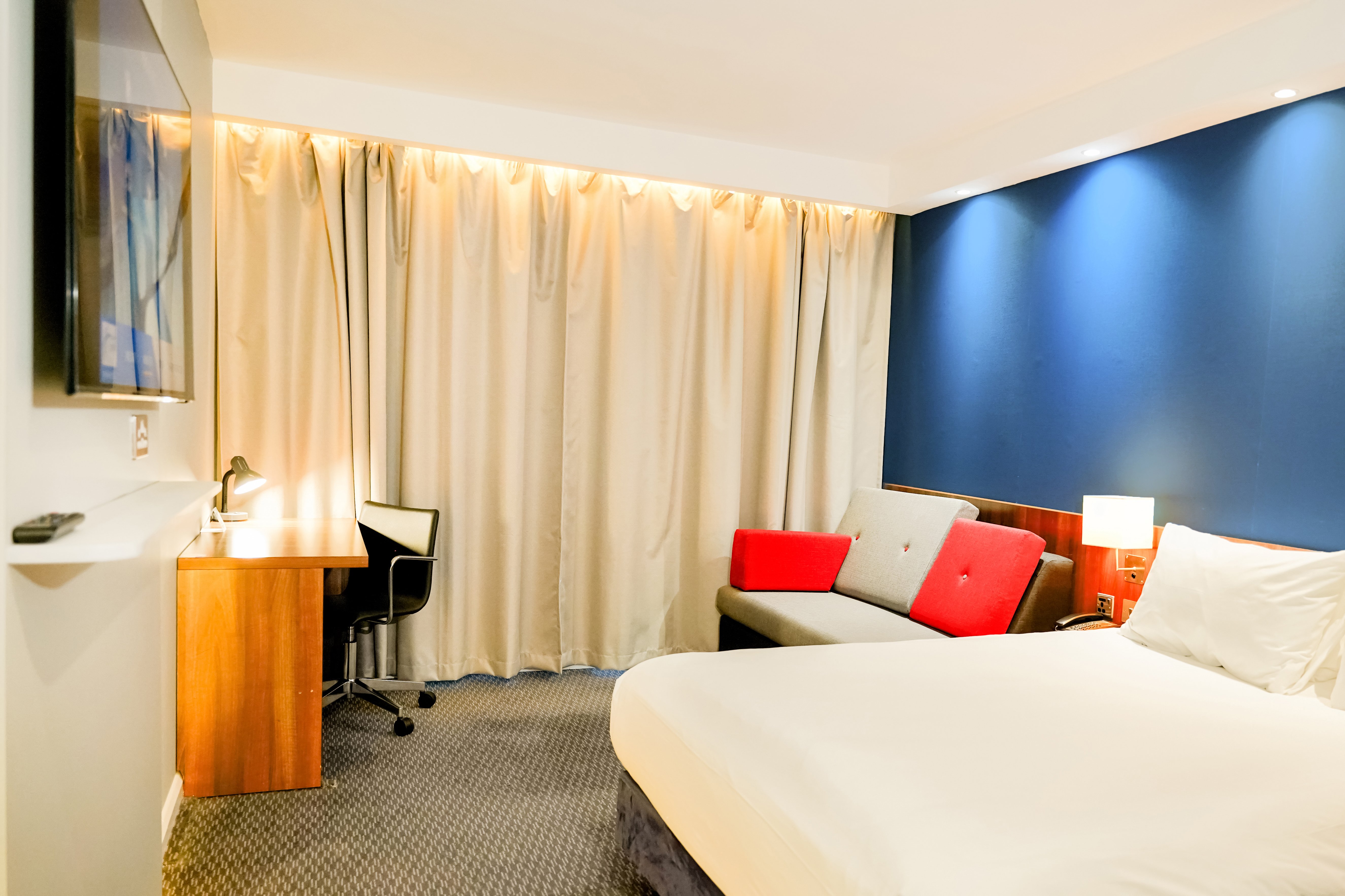 HOLIDAY INN EXPRESS HARLOW 30/74
