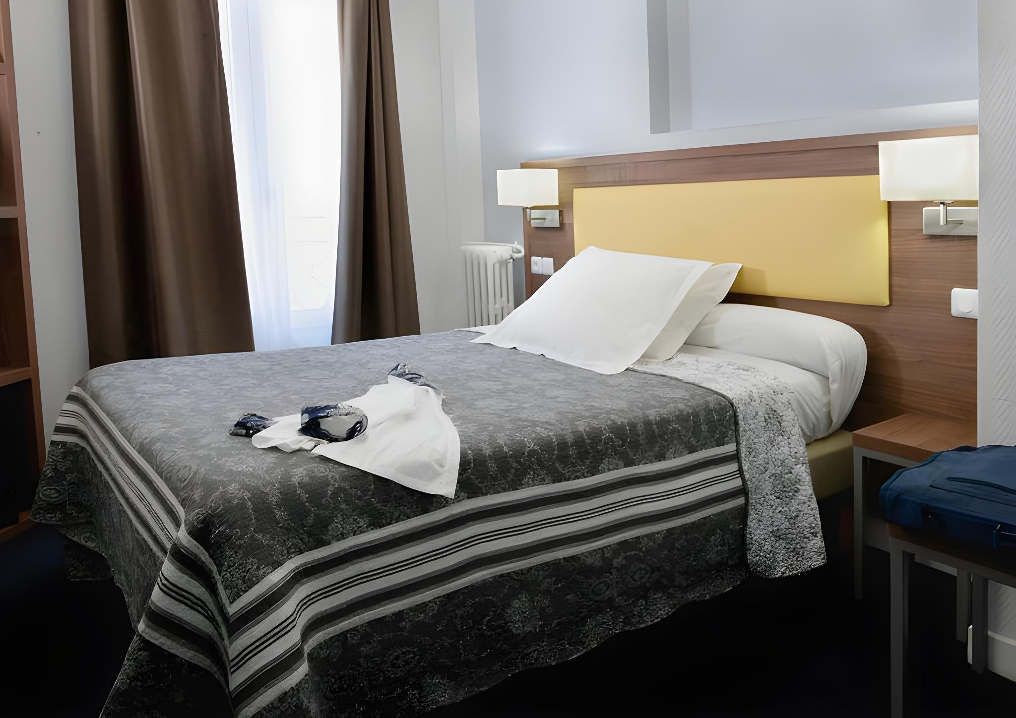 Room, Single, 1 Double and 1 Single Bed