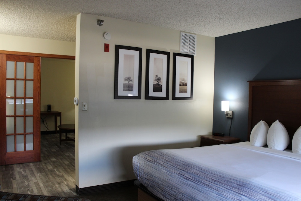 AmericInn by Wyndham Windsor Ft. Collins 25/62