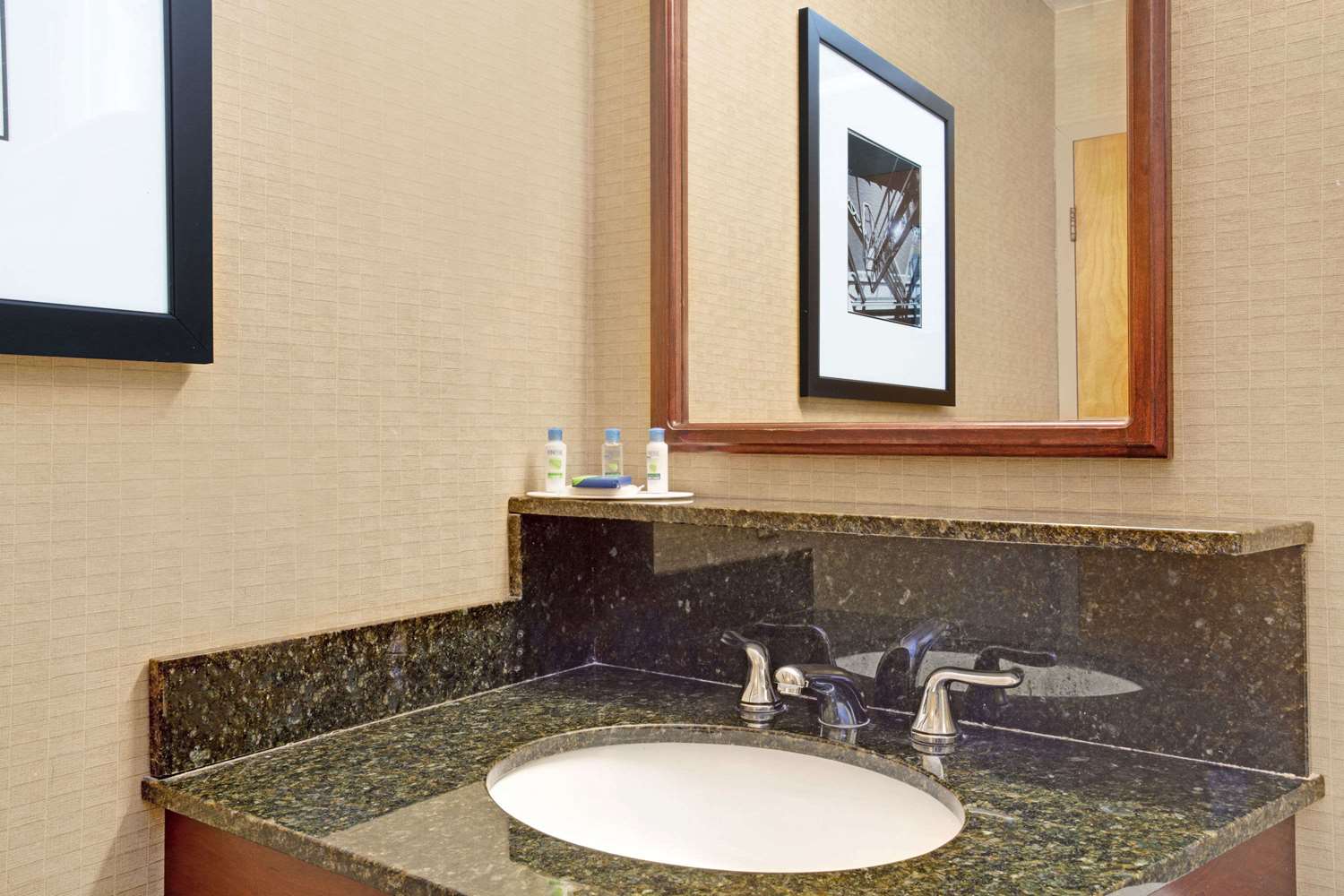Ramada By Wyndham Reno Hotel And Casino 6/7