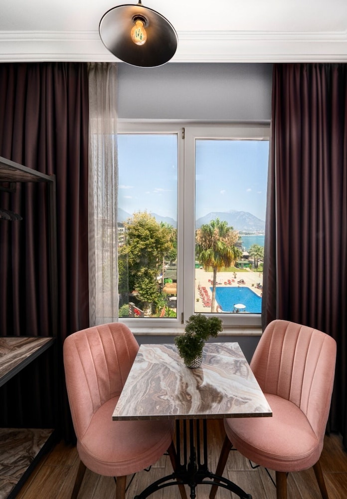 M.C.A. Marquis Hotel 35/57