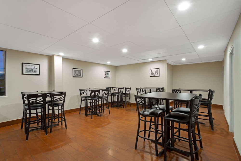 La Quinta Inn & Suites by Wyndham Springfield MA 34/43