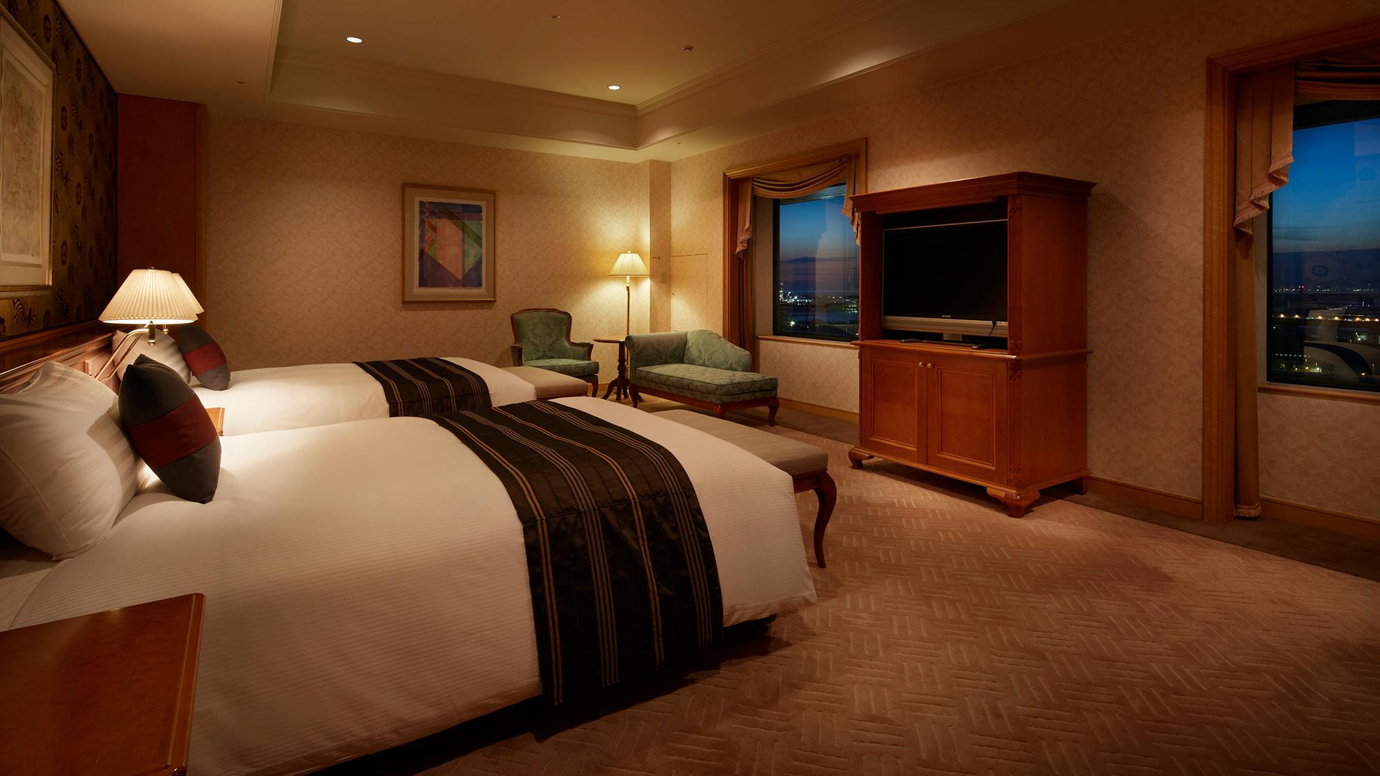 Royal, Suite, Twin Beds, Ocean View, Night View