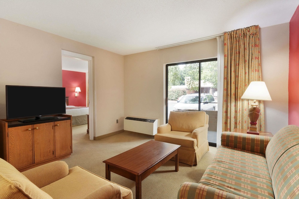Ramada By Wyndham Raleigh 19/30