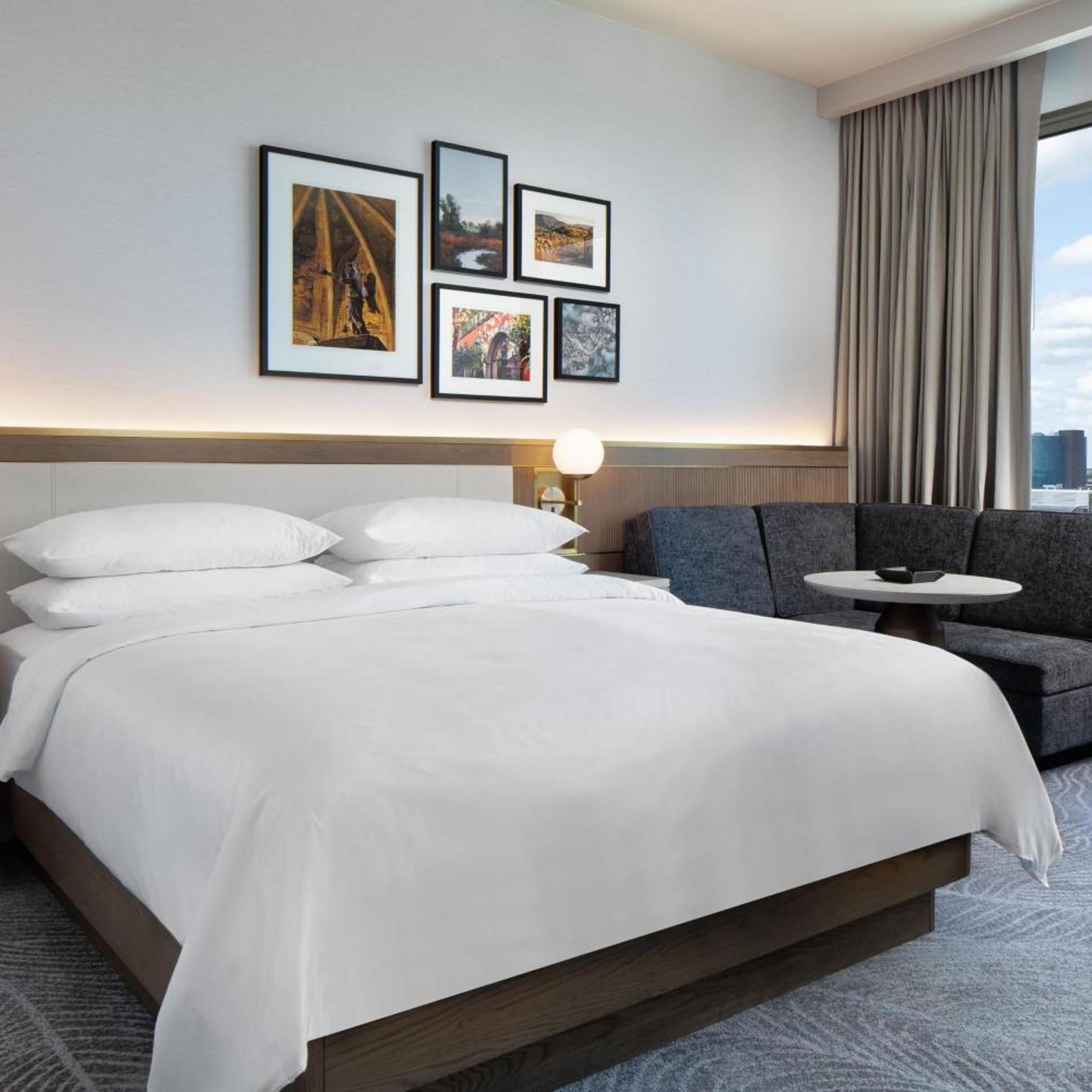 Room, King or Queen Bed, City View, Club Floor