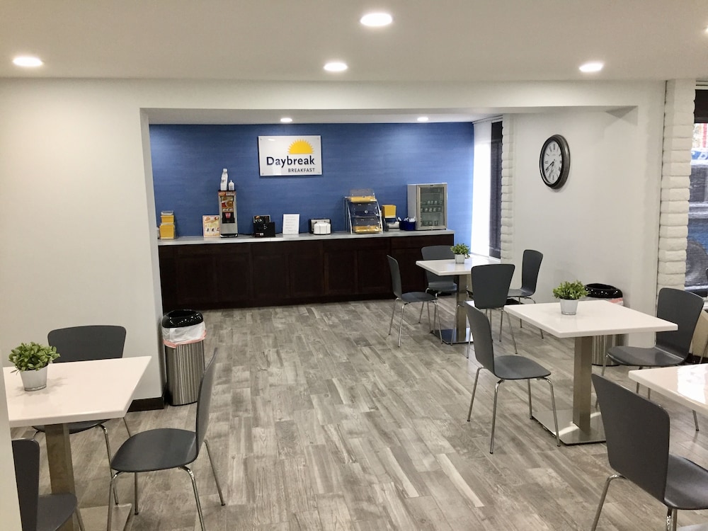 Days Inn & Suites By Wyndham Cincinnati North 5/32