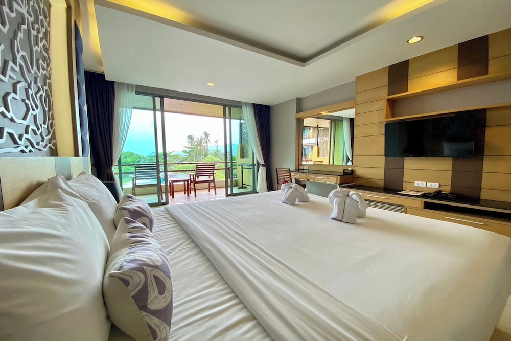 Aqua Resort Phuket 30/70