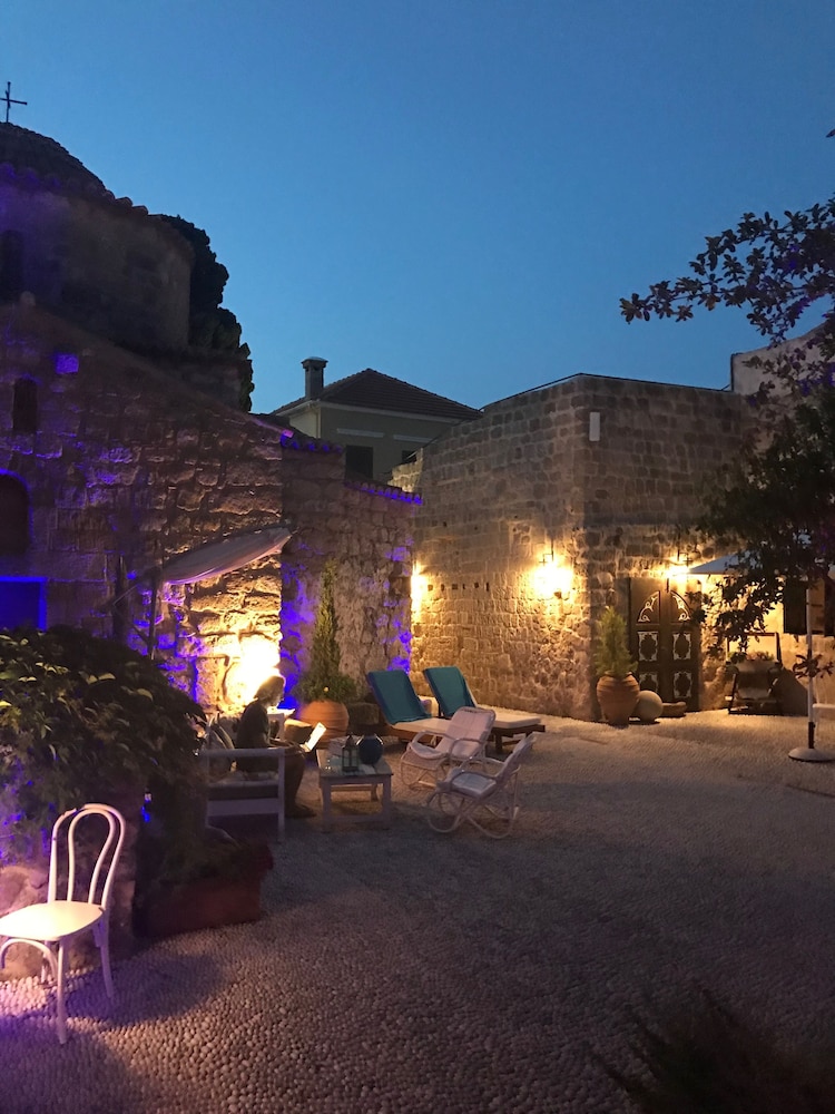 Saint Artemios Boutique 2/47