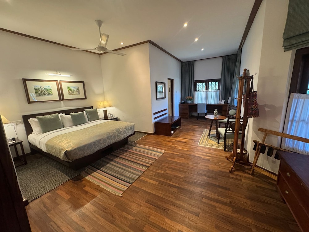 DELUXE, DOUBLE OR TWIN BED