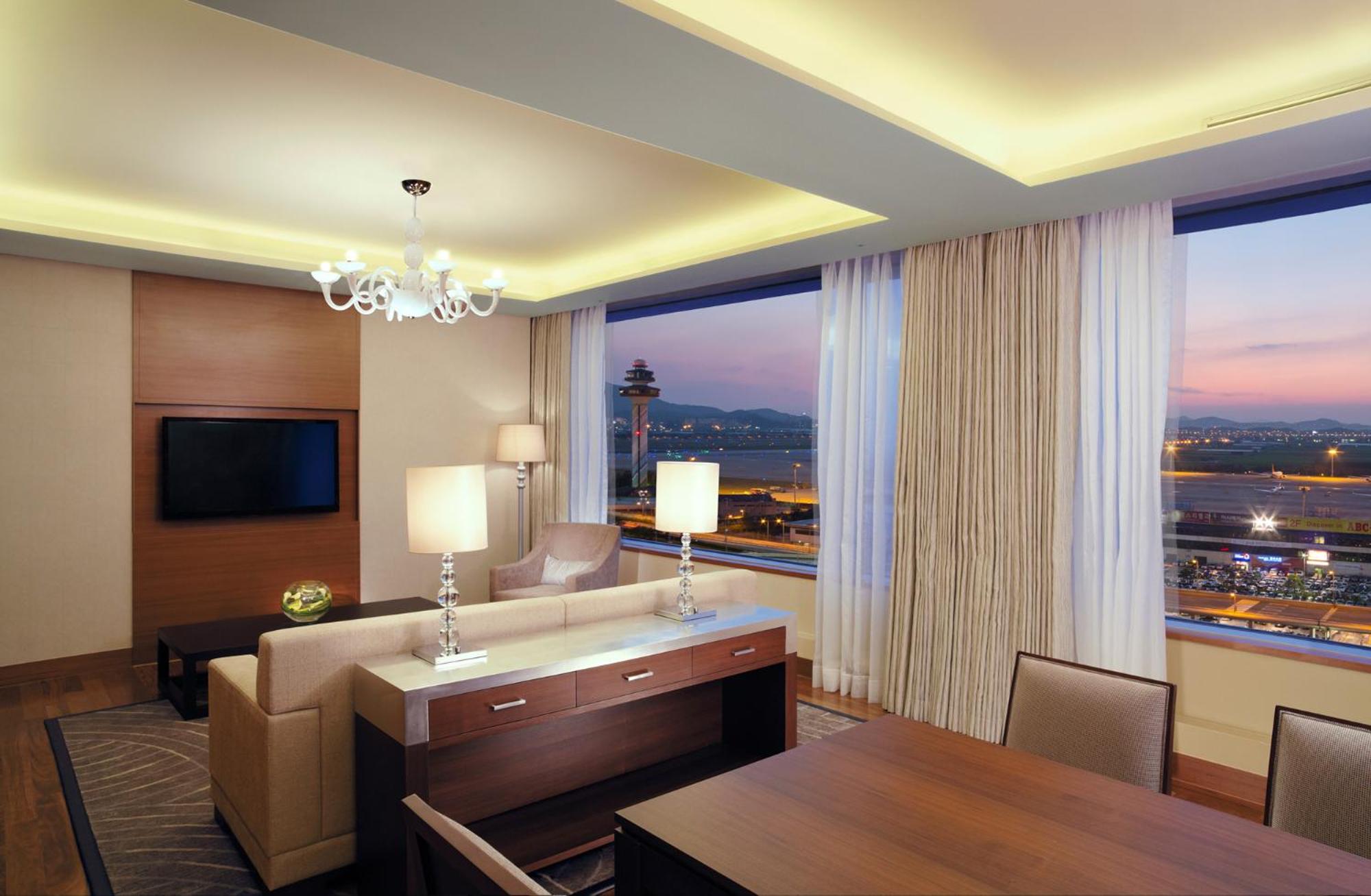 Premier, Suite, Double Bed, Airport View