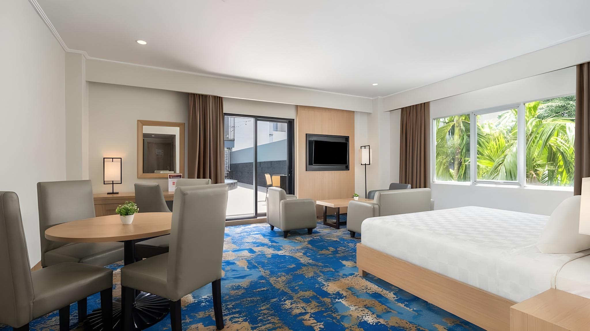Junior Suite Queen Pool Access