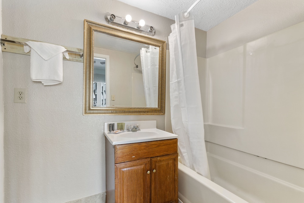 Ocean Crest Inn and Suites 50/51