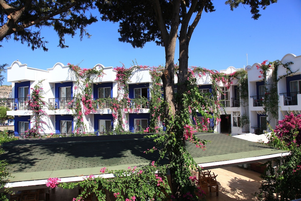 Catamaran Hotel 41/55