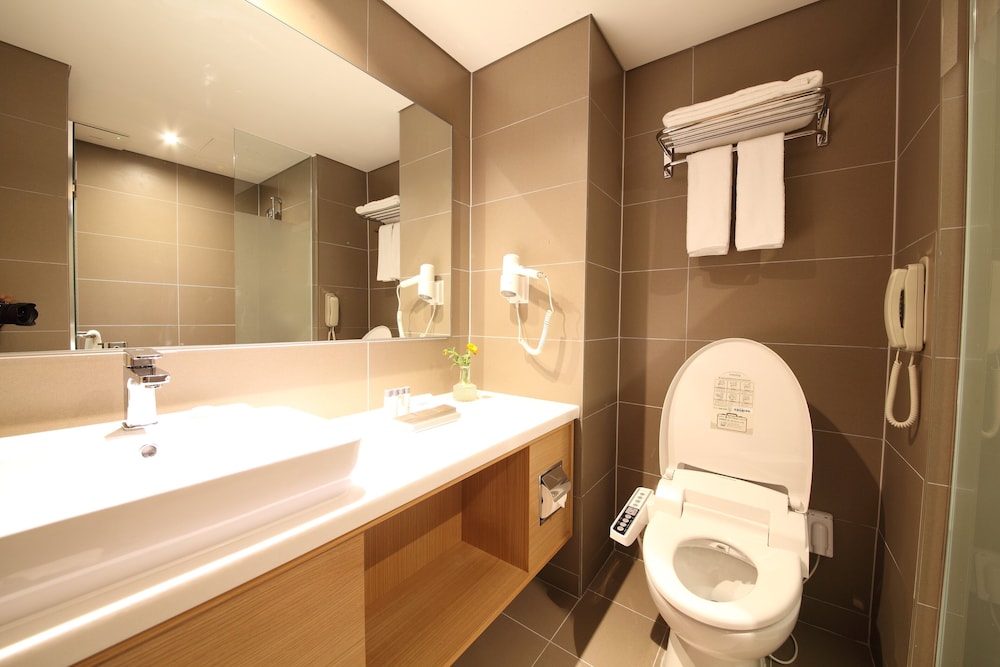 Avon Hotel Gunsan 66/67