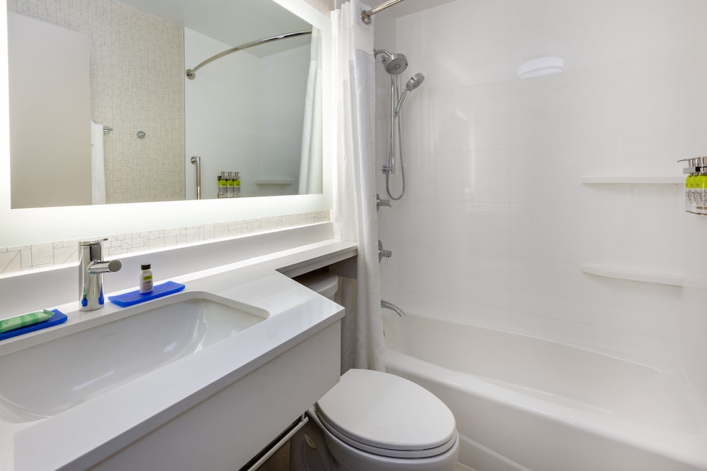 Holiday Inn Express NYC Brooklyn - Sunset Park 24/52