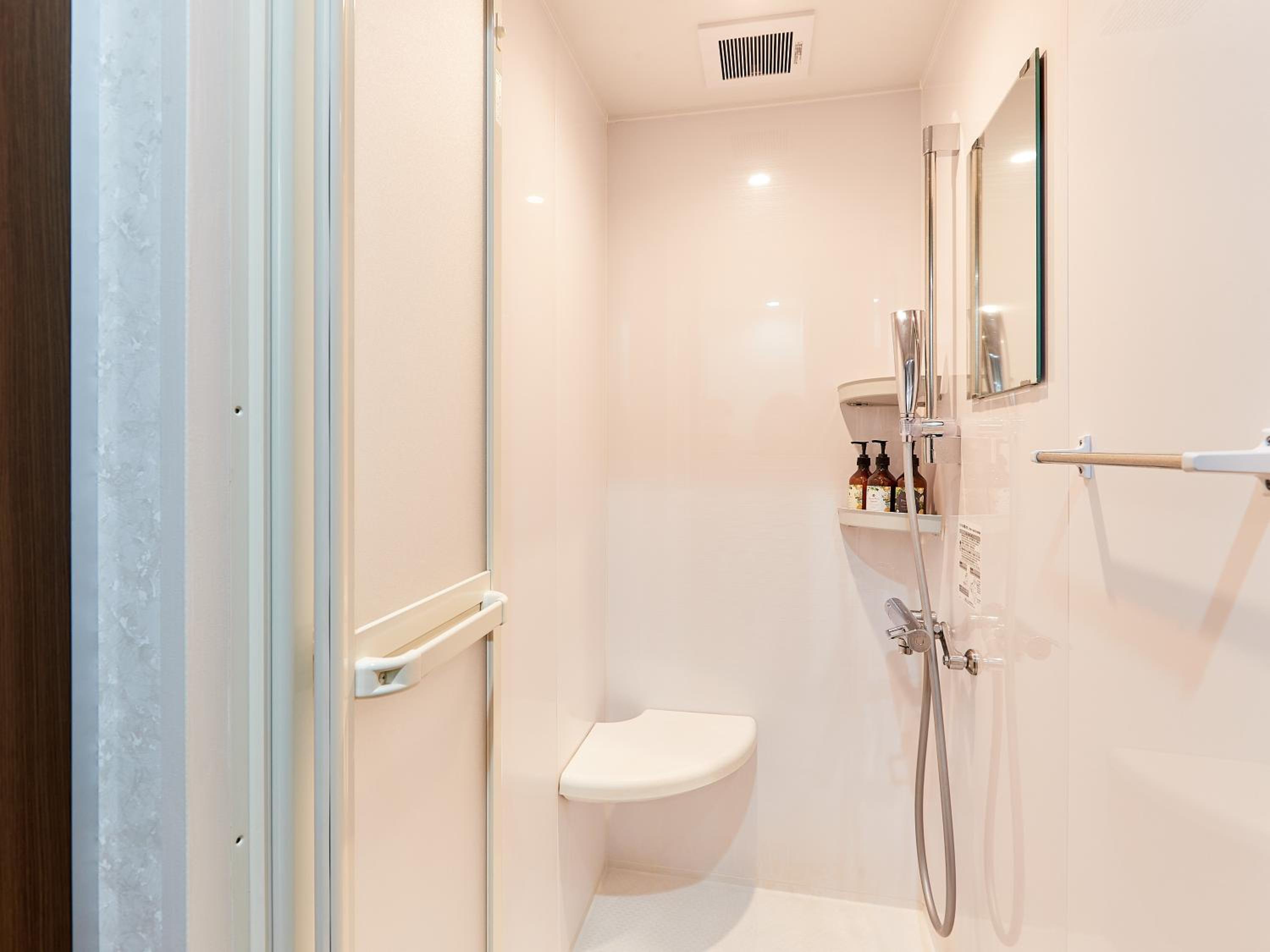 Capsule, Male Only, Shared Bathroom