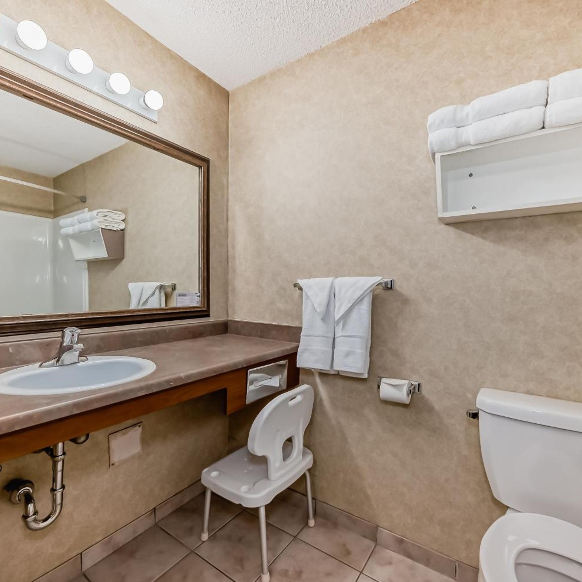 غرفة بسريرين كوين لذوي الإعاقة، Stony Plain Inn & Suites 4/4