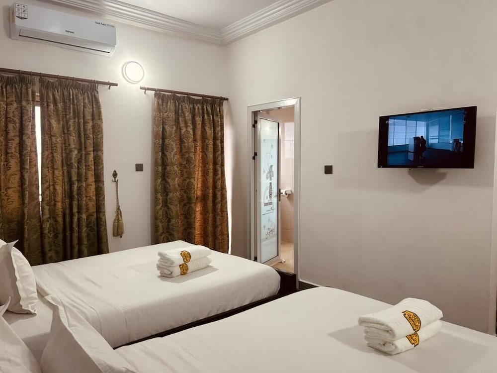 ROOM, TWIN BEDS