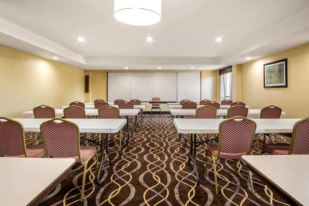 AmericInn by Wyndham Grand Rapids Airport North 47/62