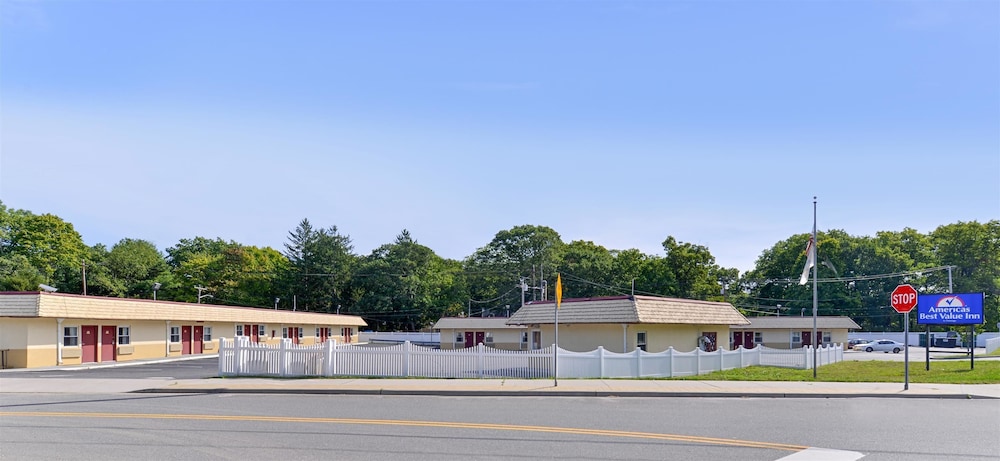 Americas Best Value Inn Port Jefferson Station Long Island 1/10
