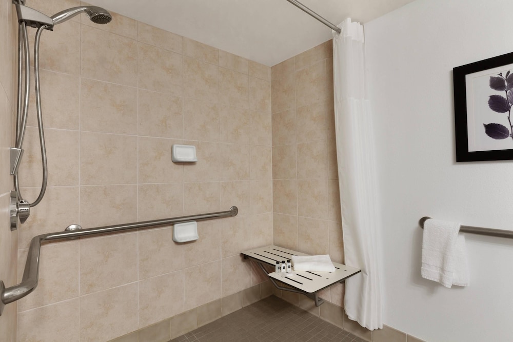 غرفة تقليدية بسرير كينج لذوي الإعاقة، Country Inn Suites By Radisson Seattle Bothell Wa 9/9