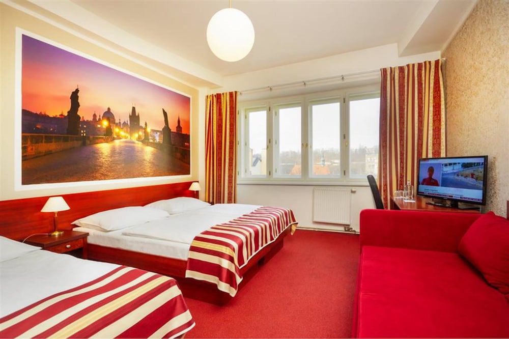Metropolitan Old Town Hotel 24/63