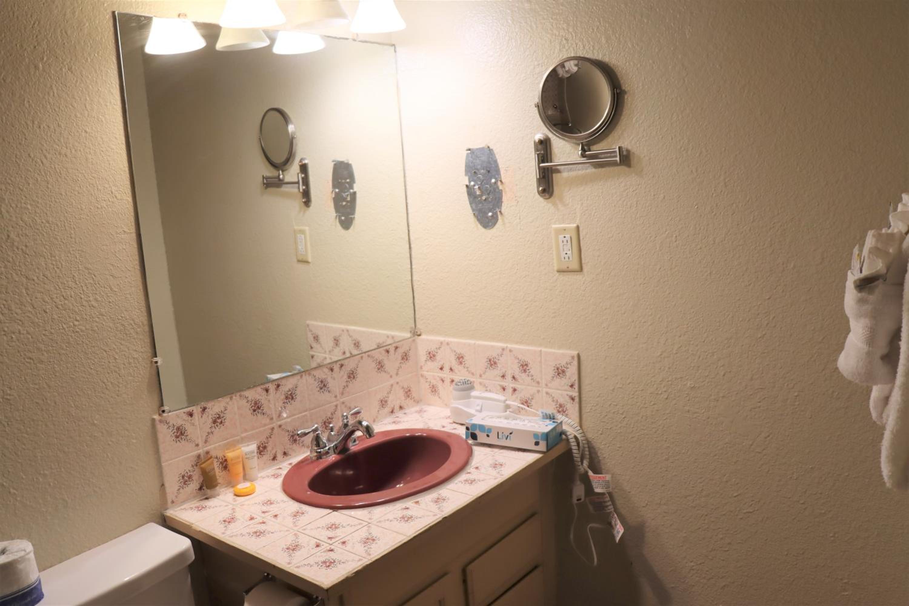 غرفة بسرير كوين بإطلالة على الحديقة، Sagebrush Inn Suites 10/10