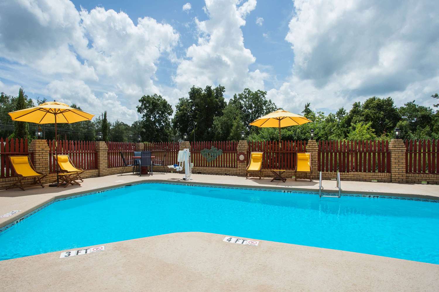 Days Inn By Wyndham Lake City 32/33