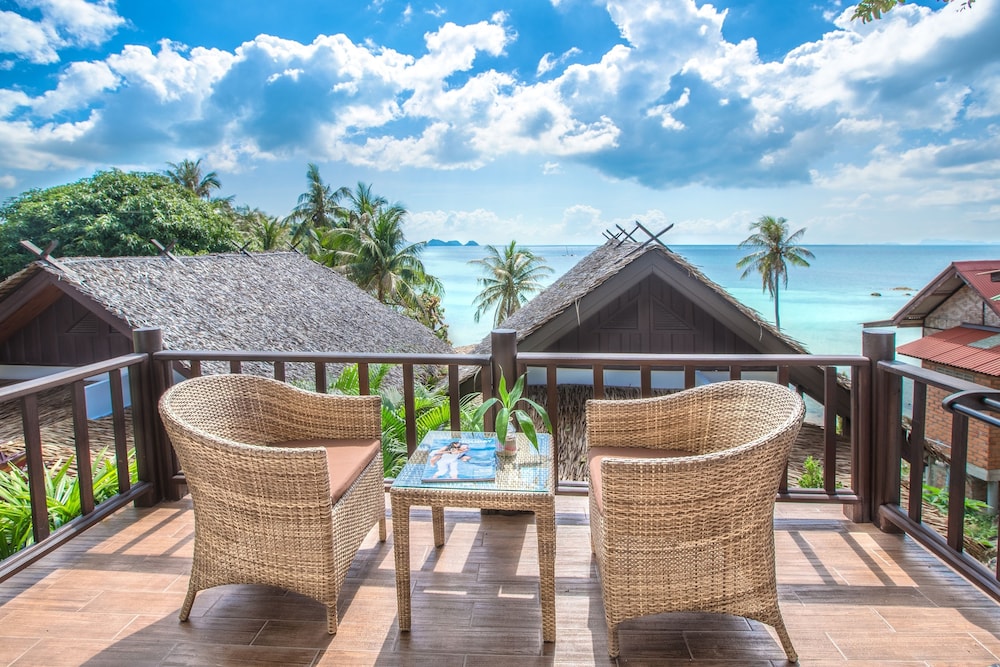 Beyond the Blue Horizon Villa Resort 8/73