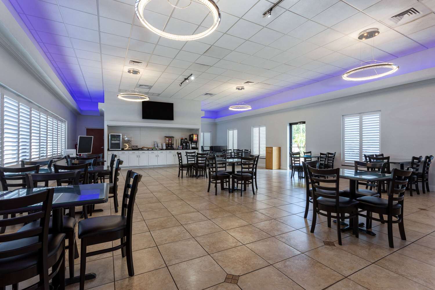 Days Inn & Suites by Wyndham Lakeland 61/85